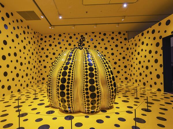 Matsumoto, Japan 19. März 2025: Kunstmuseum der Stadt in Matsumoto mit einer Ausstellung von Skulpturen des berühmten japanischen Künstlers Yayoi Kusama. Nahaufnahme der berühmten gelben Kürbisskulptur mit schwarzen Punkten Matsumoto, Japan - March 19, 2025: City Museum of Art in Matsumoto with exhibition of sculptures of famous Japanese artist Yayoi Kusama. Closeup of famous yellow scultpure of pumpkin with black dots Copyright: imageBROKER/HildaxWeges ibliqx17717448.jpg Bitte beachten Sie die gesetzlichen Bestimmungen des deutschen Urheberrechtes hinsichtlich der Namensnennung des Fotografen im direkten Umfeld der Veröffentlichung