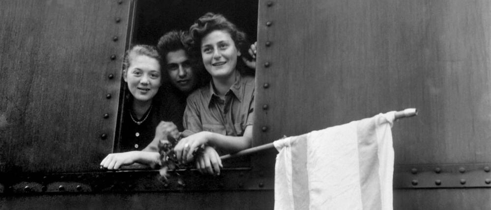 Jüdische Waisenkinder, befreit aus dem KZ Buchenwald, auf dem Weg nach Palästina. Sie stammen (von links) aus Polen, Lettland und Ungarn.
