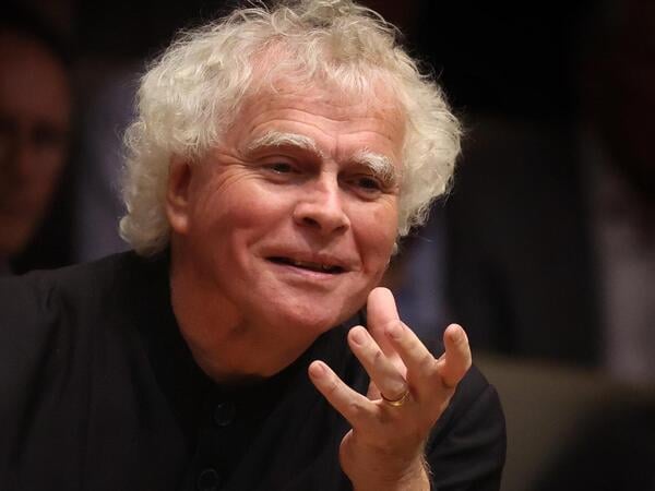 ARCHIV - 21.09.2023, Bayern, München: Sir Simon Rattle, der neue Chefdirigent des Symphonieorchesters des Bayerischen Rundfunks, dirigiert im Herkulessaal der Residenz Joseph Haydns Oratorium «Die Schöpfung». (zu dpa: «Kindskopf und Stardirigent: Simon Rattle wird 70») Foto: Karl-Josef Hildenbrand/dpa +++ dpa-Bildfunk +++