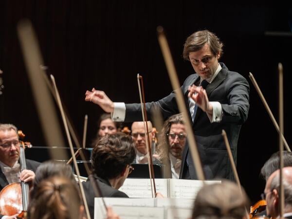Deutsche Oper Berlin. Sinfoniekonzert: Ravel und Rimski-Korsakow mit Werken von Maurice Ravel und Nikolai Rimski-Korsakow. Mit: Dirigent Maxime Pascal Orchester Orchester der Deutschen Oper Berlin. Dirigent: Maxime Pascal. Orchester der Deutschen Oper Berlin. Auff.: 16.10.2024 Copyright: Marcus Lieberenz/bildbuehne.de (Veroeffentlichung nur gegen Honorar und Belegexemplar)