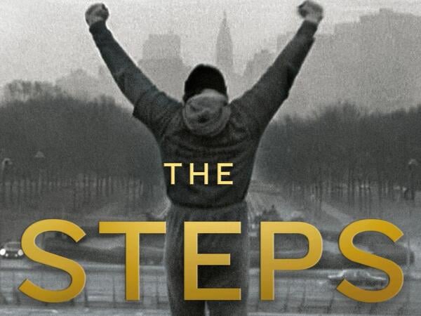 HANDOUT - 29.09.2026, --: Buchcover für die Autobiografie von Sylvester Stallone "The Steps: Die Geschichte meines Lebens". Das Buch erscheint in Deutschland am 29.09.2026. Foto: ---/Verlag C. Bertelsmann/dpa +++ dpa-Bildfunk +++