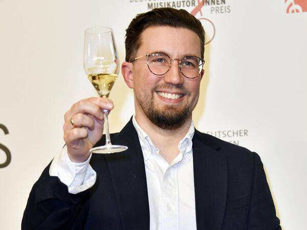  Prinz Pi beim 13. Deutschen Musikautor*innenpreis der GEMA 2022 im Hotel The Ritz-Carlton. Berlin, 24.03.2022 *** Prince Pi at the 13 German Music Author Award of GEMA 2022 at The Ritz Carlton Hotel Berlin, 24 03 2022 Foto:xN.xKubelkax/xFuturexImage
