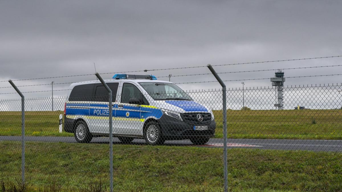 Über die Ursache und mögliche Hintergründe gibt es bislang keine Informationen. Die Polizei geht nach der Spurenlage mit hoher Wahrscheinlichkeit davon aus, dass ein Fahrzeug den Zaun durchbrochen hat. (Foto)