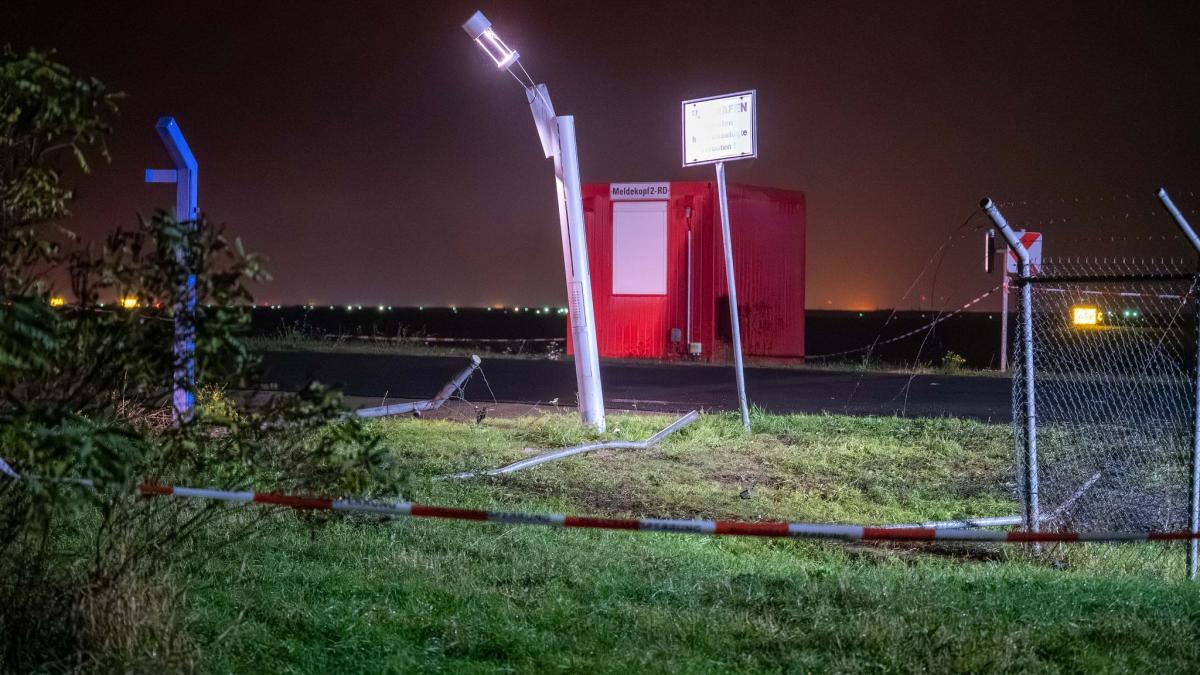 Derzeit sei unklar, ob sich unberechtigte Personen auf dem Flughafengelände aufhalten, hieß es in einer Mitteilung der Polizei. Es war zunächst nicht bekannt, wodurch der Zaun beschädigt wurde. (Foto)
