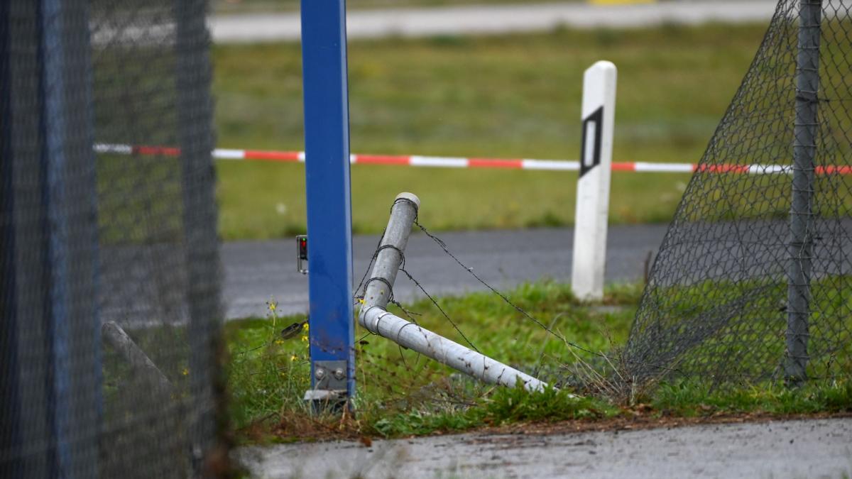 Kurz vor 23.00 Uhr wurde der Polizei zufolge eine "Beschädigung an einem Zaun zum Flughafen" festgestellt. (Foto)