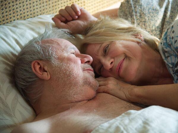 HANDOUT - 22.09.2026, NA, ---: Joachim Król als Harry und Dagmar Manzel als Lore in einer Szene des Films "Alte Liebe" (undatierte Filmszene). Der Film kommt am 8.10.2026 in die deutschen Kinos. (zu dpa Kinostarts) Foto: Frédéric Batier/Panodra Film/dpa +++ dpa-Bildfunk +++