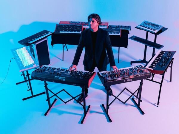Zubin Kanga - Klavier, Keyboards, Stacco (KI-Synthesizer)