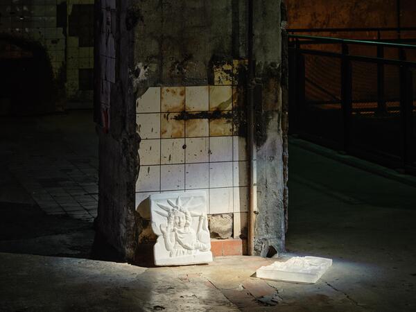 Ausstellung "A Shroud Woven Of Solar Threads", Halle am Berghain, 3. Oktober bis 18. Oktober 2026
"A Shroud Woven Of Solar Threads", Halle am Berghain, Foto: Noshe