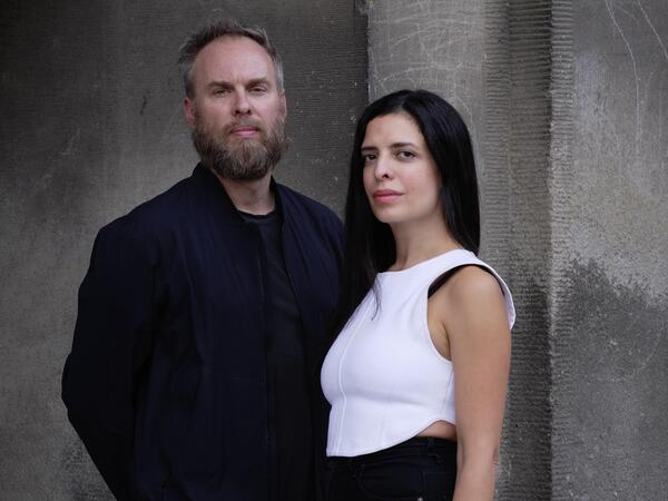 Ausstellung "A Shroud Woven Of Solar Threads", Halle am Berghain, 3. Oktober bis 18. Oktober 2026
Die Künstler Ala Roushan und Charles Stankievech, Foto: Noshe