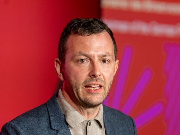 06.10.2026, Hessen, Frankfurt am Main: Sebastian Guggolz, Vorsteher des Börsenvereins des Deutschen Buchhandels, spricht bei der Eröffnungspressekonferenz zur Frankfurter Buchmesse 2026. Die 78. Frankfurter Buchmesse wird mit einem Festakt offiziell eröffnet. Ehrengastland im Jahr 2026 ist Tschechien. Foto: Andreas Arnold/dpa +++ dpa-Bildfunk +++