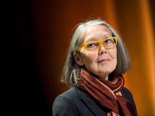 ARCHIV - 05.08.2015, Schweden, Stockholm: Die kanadische Dichterin Anne Carson trägt am 5. August 2015 im Moderna Museet in Stockholm ihr Werk „Antigonick“ vor. Anne Carson, kanadische Dichterin und Essayistin, hat den Nobelpreis für Literatur 2026 gewonnen. Foto: Pontus Lundahl/TT News Agency/AP/dpa +++ dpa-Bildfunk +++